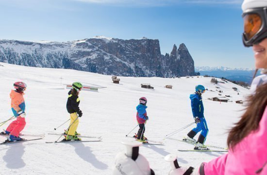 skiurlaub skifahrer